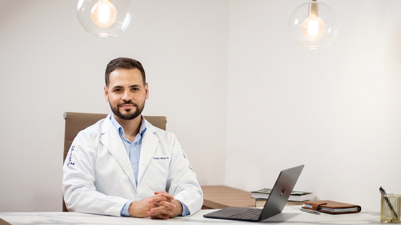 Dr. Felipe Reis em consultório - imagem principal da homepage