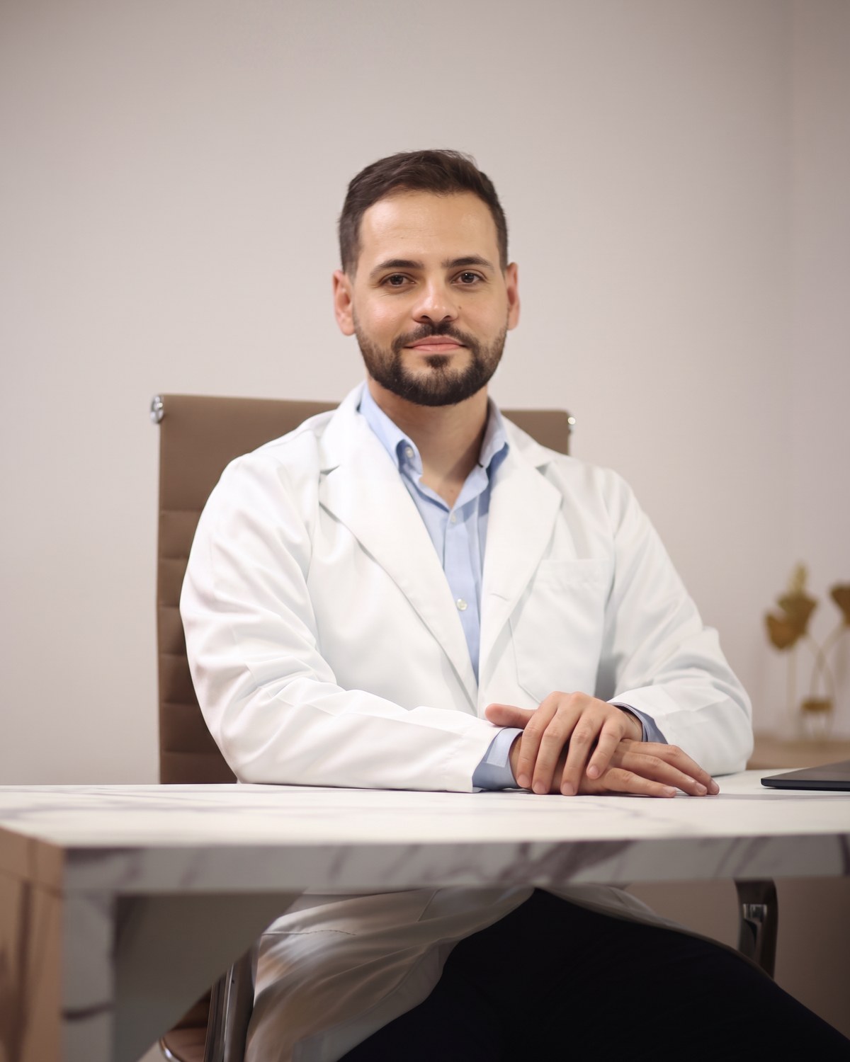 Dr. Felipe Reis em retrato institucional com jaleco